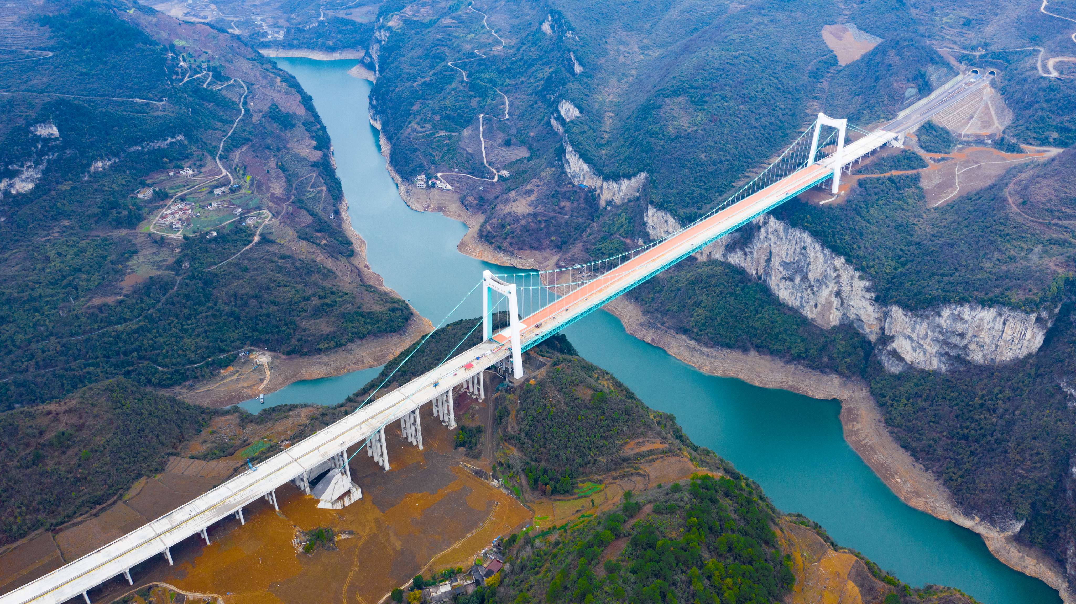 DJI_0765---貴（陽）經(jīng)金（沙）至古（藺）高速公路金烽烏江大橋。貴州日報(bào)天眼新聞?dòng)浾? 聞雙攝.JPG