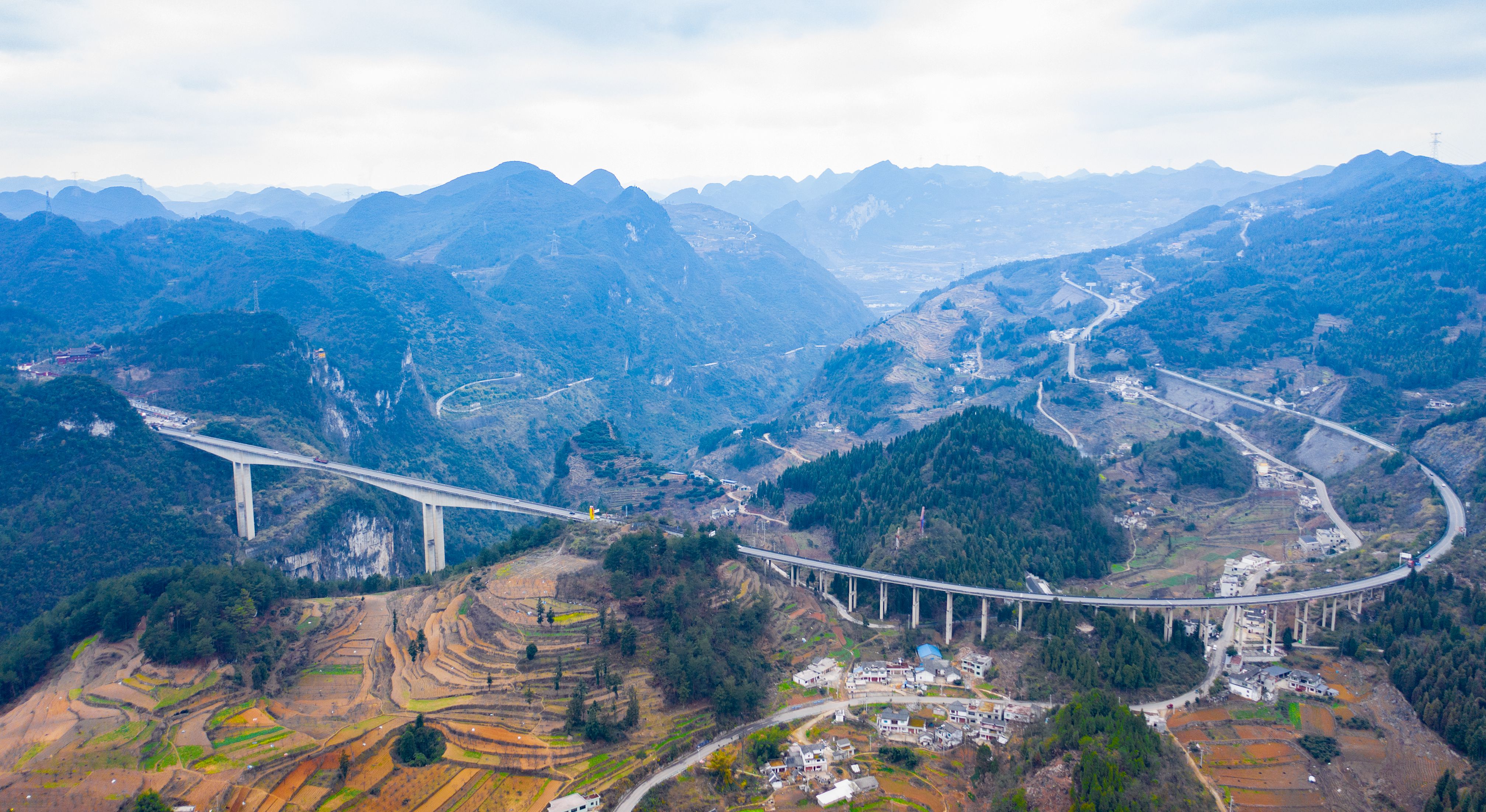 DJI_0813---貴陽至畢節(jié)高等級(jí)公路六廣河大橋。貴州日報(bào)天眼新聞?dòng)浾? 聞雙攝.JPG