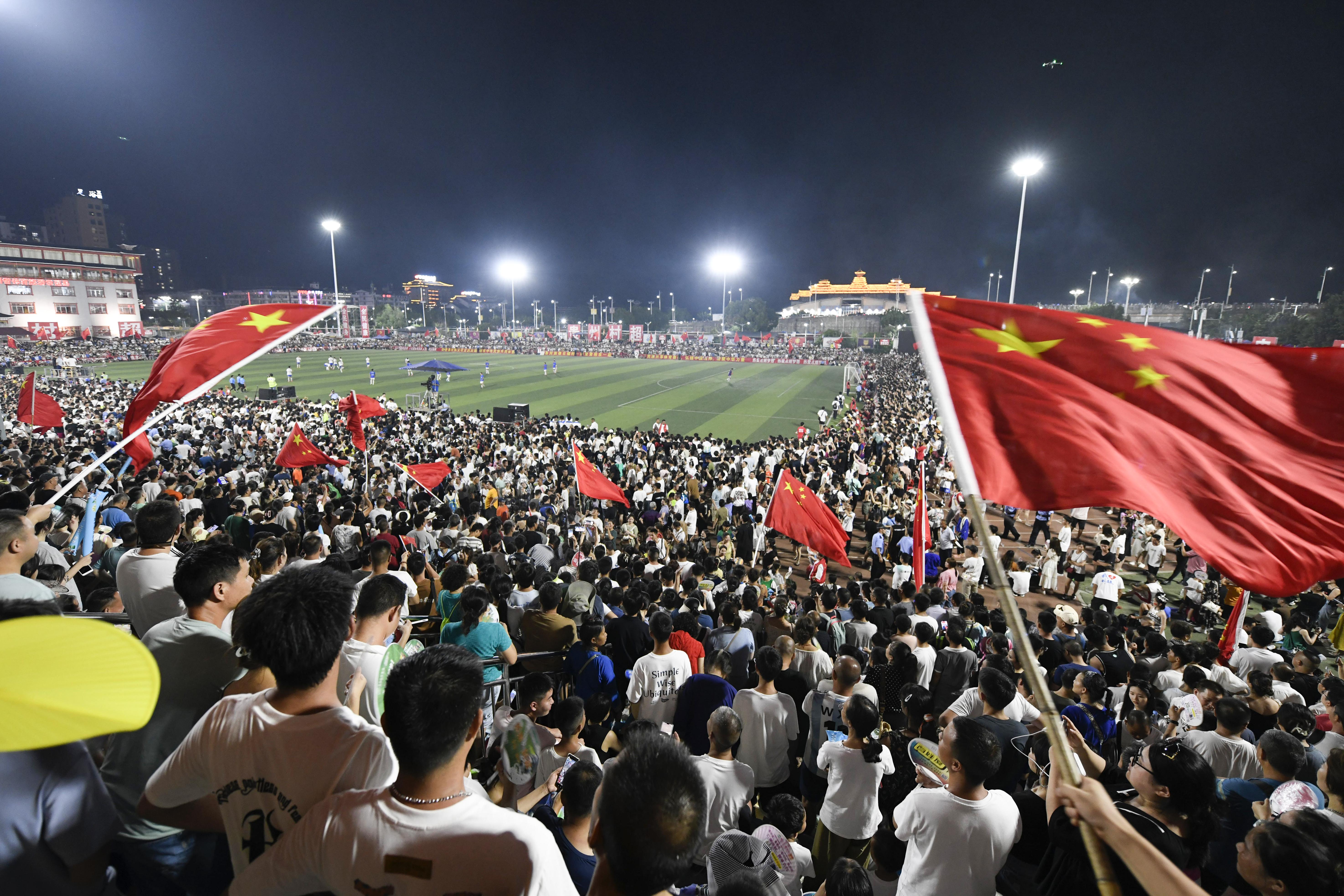 2023年7月29日，球迷在貴州省黔東南苗族侗族自治州榕江縣體育場觀看村超足球比賽。王超.JPG