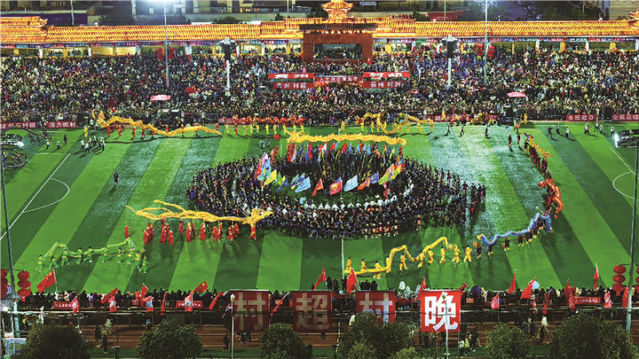 703514-2月3日，民族團(tuán)結(jié)舞《多耶》節(jié)目正在“村超村晚”文藝晚會上演出（無人機圖片）。.jpg