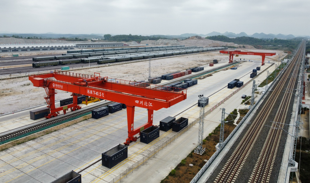 dji_fly_20240406------湖潮貨運站位于貴陽樞紐西南角，銜接川黔、黔桂、滬昆等干線，承擔(dān)貴昆至湖林支線客貨到發(fā)和調(diào)車作業(yè)。貴州日報天眼新聞記者 杜朋城 攝影.jpg