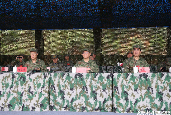 （審定）DPCL8664-2 - ----2024年7月31日，省委書記、省人大常委會(huì)主任、省軍區(qū)黨委第一書記徐麟，省委副書記、省長(zhǎng)、省國(guó)防動(dòng)員委員會(huì)主任李炳軍，省政協(xié)主席趙永清，省委副書記、省委政法委書記時(shí)光輝等集體參加“八一”軍事日活動(dòng)。圖為省黨政軍領(lǐng)導(dǎo)觀摩應(yīng)急救援、對(duì)抗射擊等活動(dòng)。貴州日?qǐng)?bào)天眼新聞?dòng)浾?杜朋城 攝影.jpg